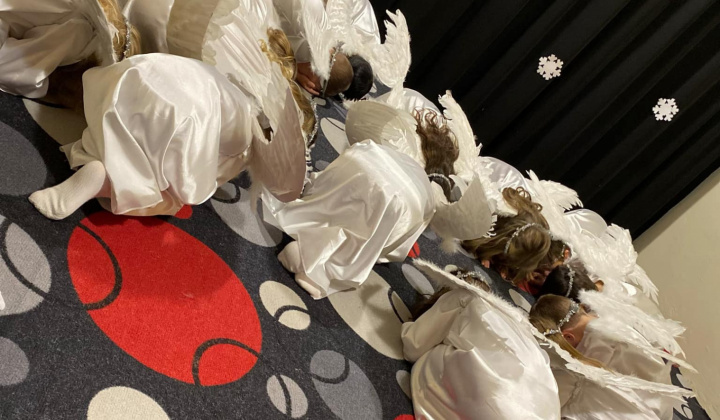 Anjelské Vianoce ,,Vianoce sú od Ježiška, dal nám lásku do balíčka. Bolo jej dosť, dostal každý, rozdelil ju raz a navždy.'' Takto naše detičky privítali najkrajšie sviatky roka spoločnou besiedkou, ktorá sa konala v našej MŠ, spolu s rodičmi a starými rodičmi. Anjelské Vianoce ,,Vianoce sú od Ježiška, dal nám lásku do balíčka. Bolo jej dosť, dostal každý, rozdelil ju raz a navždy.'' Takto naše detičky privítali najkrajšie sviatky roka spoločnou besiedkou, ktorá sa konala v našej MŠ, spolu s rodičmi a starými rodičmi.