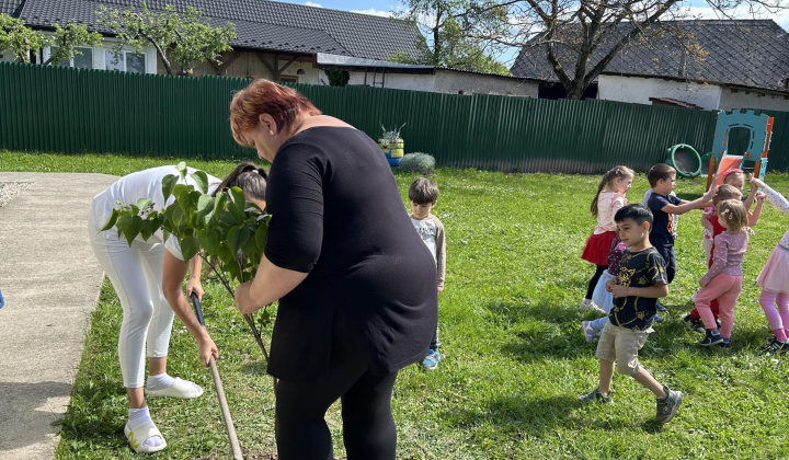 Stavanie mája Máj, máj, máj zelený... Detičky z celej našej školičky si pripomenuli tradíciu STAVANIE MÁJA. Ozdobili stromček stužkami, zaspievali si a zatancovali. Stavanie mája Máj, máj, máj zelený... Detičky z celej našej školičky si pripomenuli tradíciu STAVANIE MÁJA. Ozdobili stromček stužkami, zaspievali si a zatancovali.