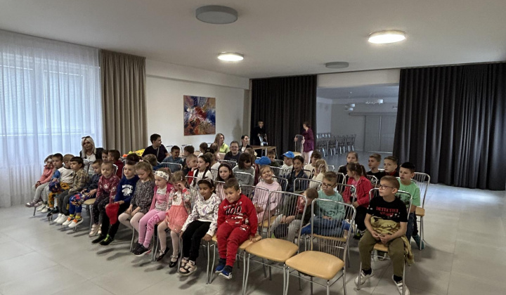 Divadlo Portál  Dňa 28.5.2025 k nám zavítala vzácna návšteva z Prešova- Divadlo Portál. Preniesli nás do sveta kúziel a spolu so žiakmi zo základnej školy sme zažili jedno nádherne a zábavne predpoludnie. 