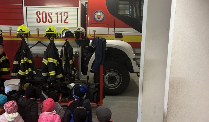 Deň s hasičmi MICHALOVSKÍ HASIČI ROZBÚŠILI SRDIEČKA ŠKÔLKAROV! Dnes to na hasičskej stanici v Michalovciach poriadne žilo! Naši malí škôlkari si mohli pozrieť hasičské autá, sledovať, ako sa hasiči spúšťajú po tyči ako pri skutočnom výjazde. Ďakujeme Deň s hasičmi MICHALOVSKÍ HASIČI ROZBÚŠILI SRDIEČKA ŠKÔLKAROV! Dnes to na hasičskej stanici v Michalovciach poriadne žilo! Naši malí škôlkari si mohli pozrieť hasičské autá, sledovať, ako sa hasiči spúšťajú po tyči ako pri skutočnom výjazde. Ďakujeme