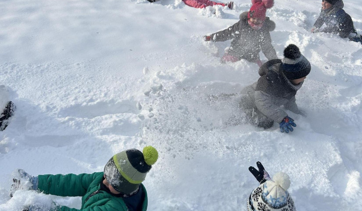 V kráľovstve snehu Nástup po prázdninách sme zvládli so smiechom a poriadne vymrznutí ???? Ďakujeme,Perinbaba,že si môžeme užívať túto úžasnú snehovú nádielku. V kráľovstve snehu Nástup po prázdninách sme zvládli so smiechom a poriadne vymrznutí ???? Ďakujeme,Perinbaba,že si môžeme užívať túto úžasnú snehovú nádielku.