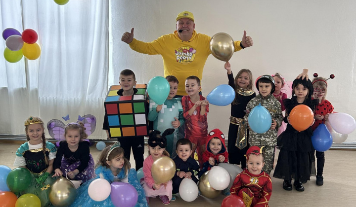 Karneval s Ujom Ľubom Konečne nastal čas,ktorý deti dlho očakávali. S radosťou a usmevom sa dnes prezliekli za princezné,superhrdinov,kráľovné a zvieratká. O to väčšie prekvapenie ich čakalo, keď ich privítal Ujo Ľubo,vďaka ktorému sme zažili kopec srandy a veľa tanca.