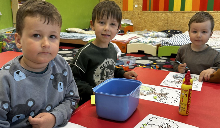 DEŇ ZEME  Dnes sme s našimi najmenšími prejavili úctu našej Zemi. Deti od rána kreslili, maľovali, lepili a spoznávali našu planétu Zem. Naučili sa prečo ju musíme chrániť a zberom odpadkov v okolí základnej školy sa naučili, ako sa máme o ňu starať.