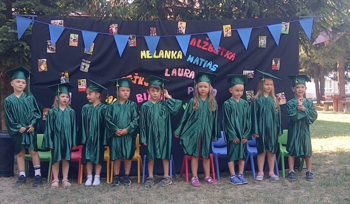 Rozlúčka s predškolákmi Čas je neúprosný,rýchlo letí. Každý školský rok sa s niektorými musíme rozlúčiť, pretože nastal čas a zo škôlkarov sa stanú školáci. Tak je to aj tento školský rok.Rozlúčili sme sa s deviatimi predškolákmi.Našim predškolákom želáme veľa úspechov a šťastia